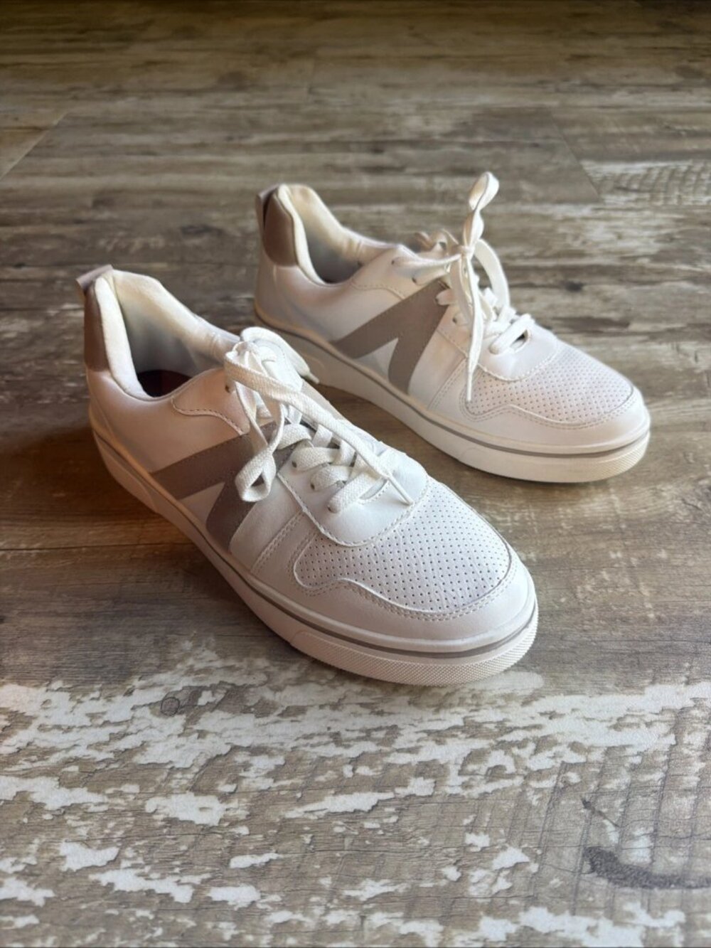 MIA Alta White & Tan Lace Up Sneakers Women’s 7.5